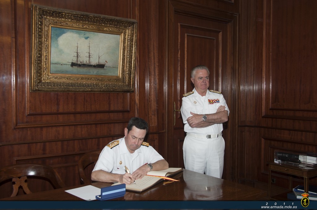 El Comandante en Jefe de la Armada de Chile plasma su firma en el libro de honor.